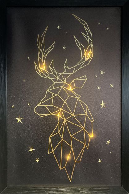 LED Bild aus Canvas 6 LED
mit Holzrahmen
Motiv: Hirschkopf in Gold mit Sternen