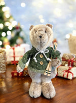 Deko Bär stehend grün mit Kapuze und Ski in der Hand