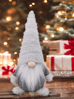 Deko Wichtel Santa mit Bart 
mit Zipfelmütze 
Farbe: Grau 
L:9cm B:13cm H:27cm