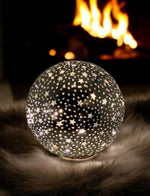 LED Glas Kugel mit 15 LED
Motive: Sterne
Farbe: Silber
D:15cm H:15cm