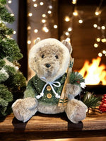 Deko Bär sitzend grün mit Kapuze und Ski in der Hand