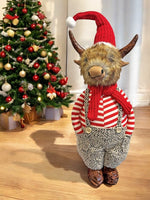 Deko Hochlandrind stehend mit Santa Mütze 20x23x72cm