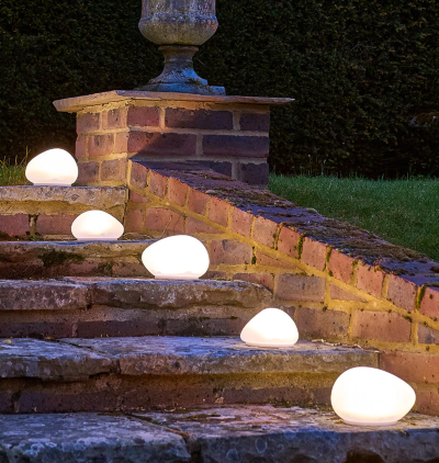 LED Solar Outdoor Stein 
Farbe weiss 
Grösse:17x14x12cm