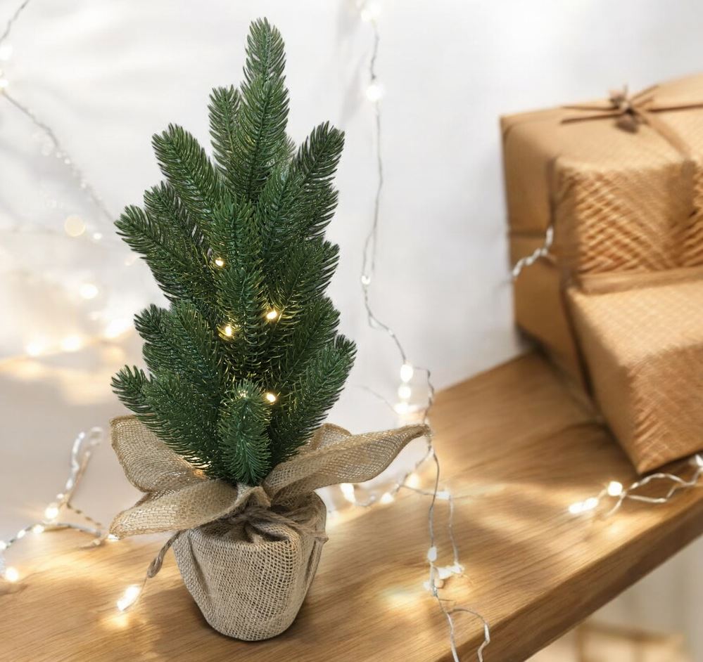 LED Tannenbaum im Topf H:50cm
mit 10 LED Lichterkette
Topf in Jute eingewickelt