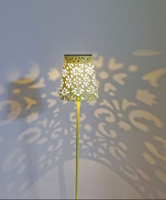 LED Solar Leuchte Gartenstecker aus Metall in Gelb