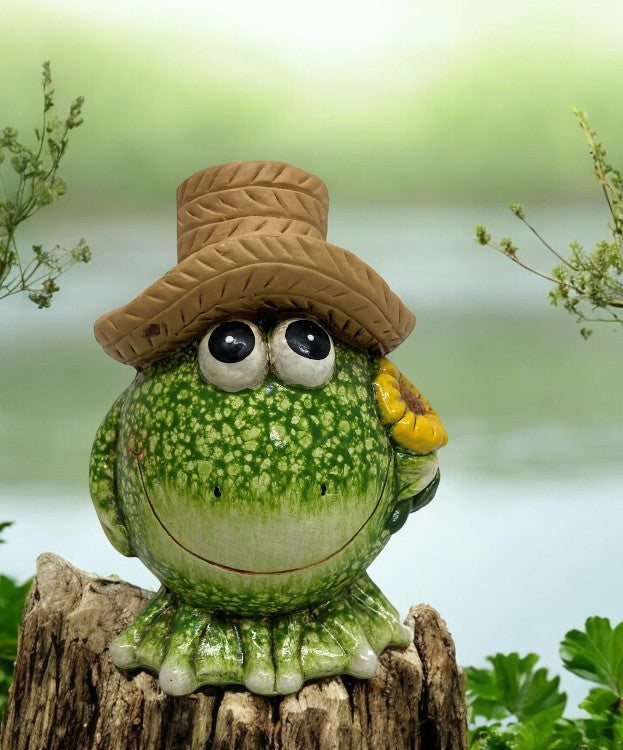 Deko Frosch 
mit Hut und Blume 
7 x 5.8 x 8.5cm