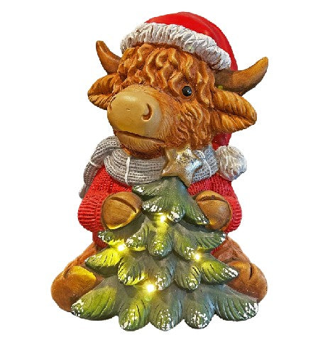 LED Deko Hochlandrind mit 4 LED sitzend mit Tannenbaum in der Hand