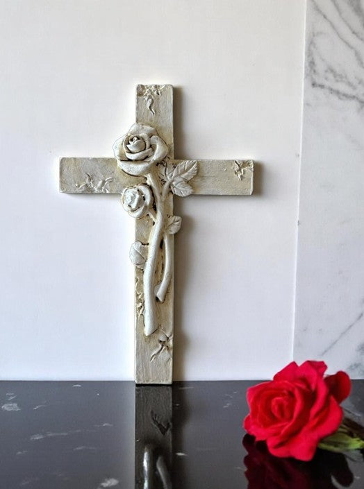 Kreuz aus Polyresin H10.5cm grau verziert mit Blume