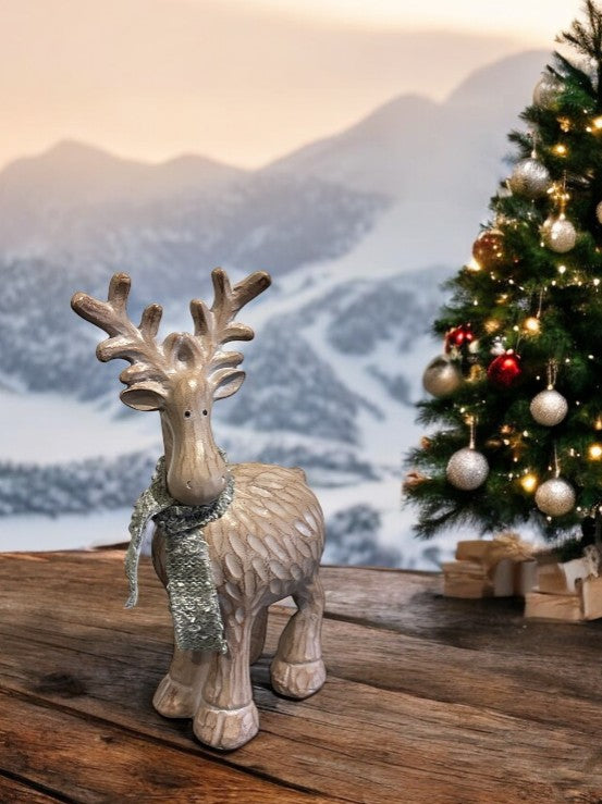 Deko Rentier aus Polyresin mit Schal braun