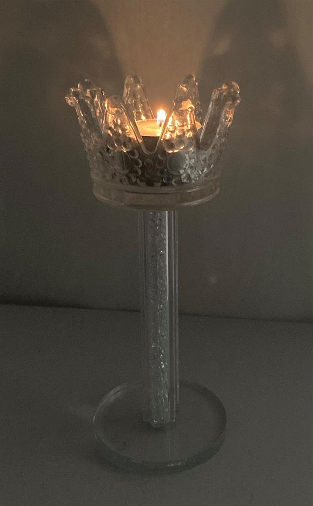 Teelichthalter Krone aus Glas 
gefüllt mit Strass 
D8cm H18cm
für Teelichter