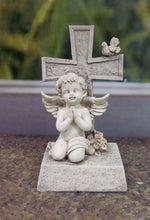 Engelfigur sitzend an Kreuz angelehnt H18.5cm