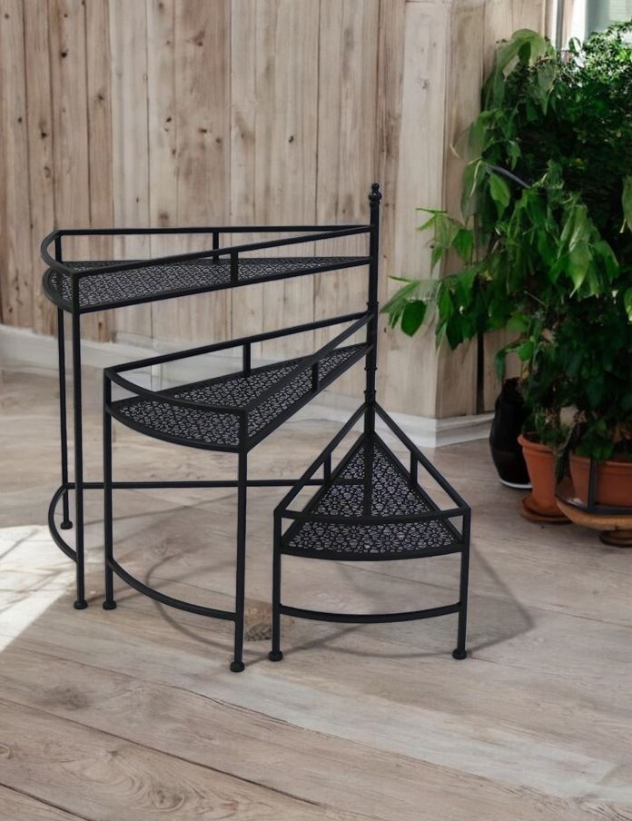 Pflanzenständer aus Metall halbrund 
3 Etagen 
Farbe schwarz 
H65cm