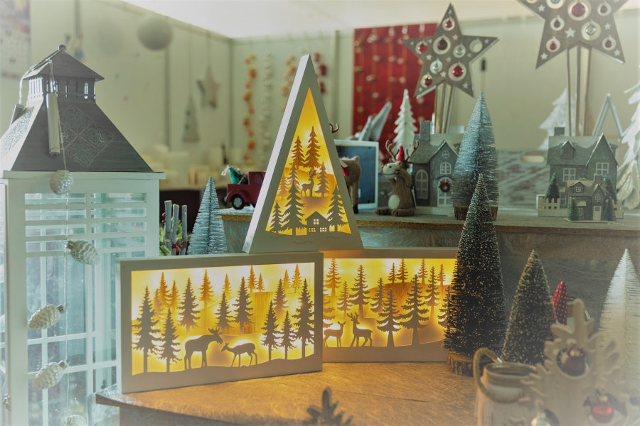 Support décoratif LED paysage d'hiver
 Triangle12 LED
 Taille: 5x25x40cm
 Bois blanc