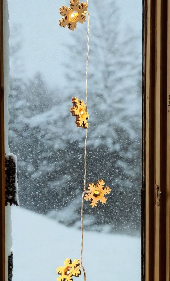 LED Lichterkette mit 10 LED Holz Schneeflocken L:135cm
warm weisses Licht