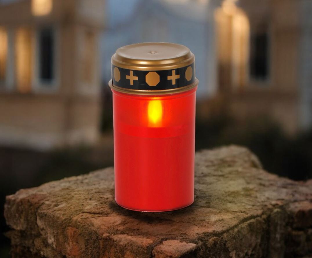 LED Grabkerze rot mit 
Dämmerungsschalter (Sensor)
Grösse: 7.3cm x12cm
12 St im Display