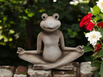 Frosch aus Polyresin 
Farbe: Braun/Weiss 
L:15cm B:5cm H:12.5cm