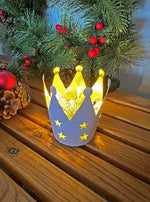 Kerzenhalter Krone aus Metall 
Farbe: aussen weiss - innen gold 
H9cm D8cm