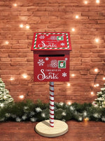 Deko Briefkasten Santa auf Ständer Holz bemalt in der Farbe rot
