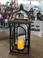 Laterne aus Metall und Holz 
Dunkelbraun Holz 
Schwarz Metall 
mit Hängevorrichtung