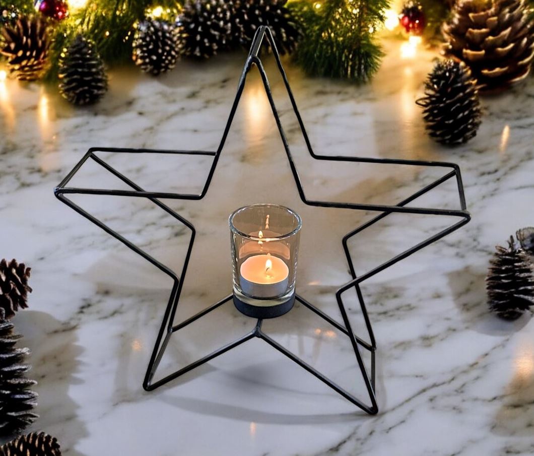 Kerzenhalter Stern 
in Schwarz aus Metall 
H: 28cm B: 29cm T: 8cm