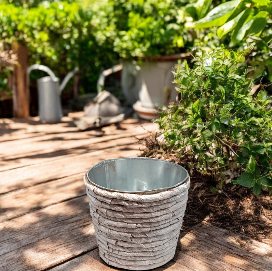 Übertopf aus Metall umwickelt 
mit weiss gefärbter Naturfaser