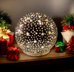 LED Glas Kugel mit 10 LED 
Motive: Sterne
Farbe: Silber
D:10cm H:10cm