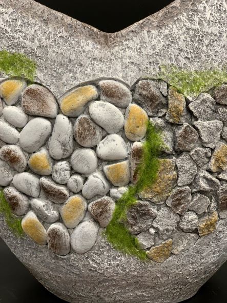 Pflanzentopf Herzförmig 
Polyresin mit Stein-Design 
Farbe: Grau 
37.5x23.5x33.5cm