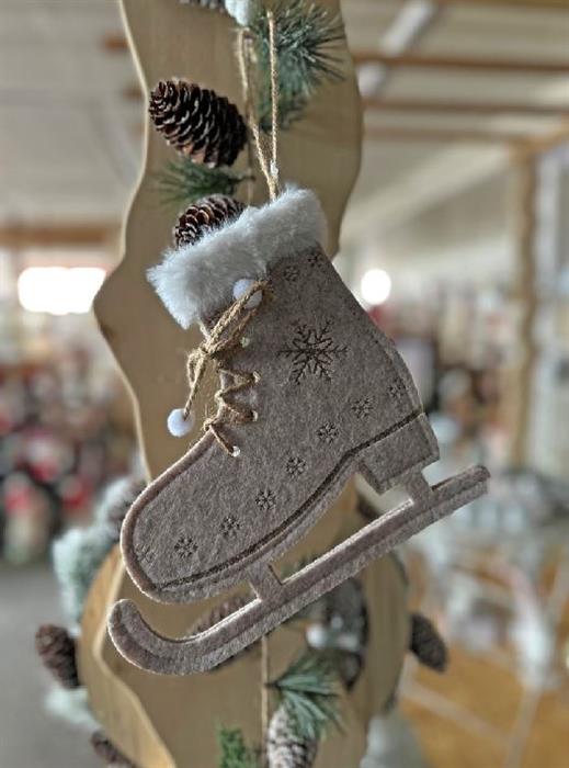 Hänger Deko Schlittschuh  
Filz mit Schneeflocken
verziert, weissem Saum
Schnürsenkel