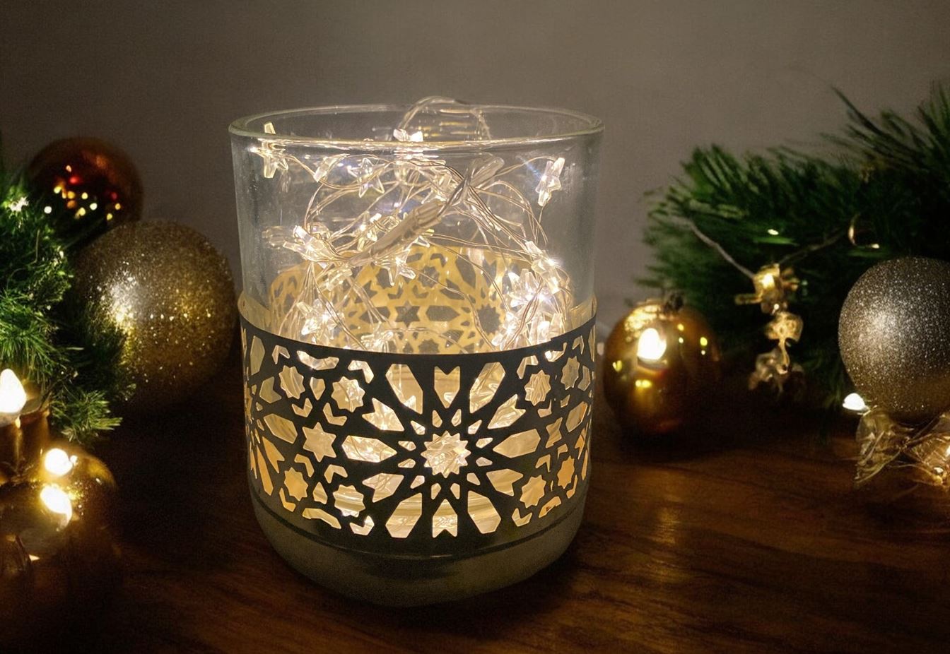 Windlicht aus Glas 
mit goldiger Metallverzierung 
D10cm H12.5cm