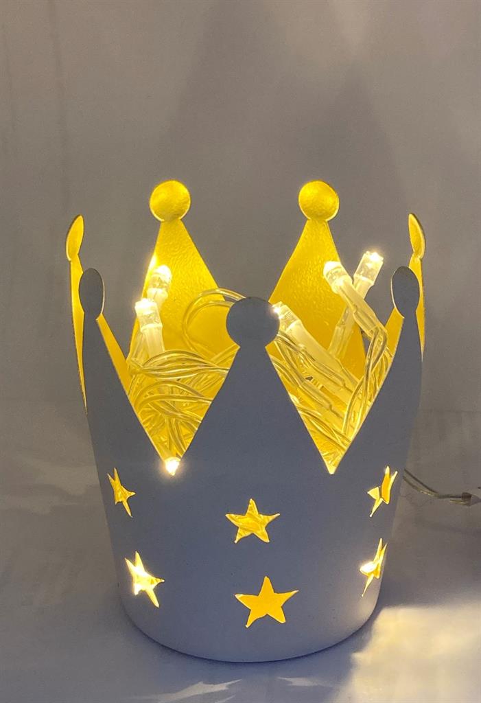 Kerzenhalter Krone aus Metall 
Farbe: aussen weiss - innen gold 
H9cm D8cm