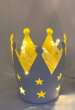 Kerzenhalter Krone aus Metall 
Farbe: aussen weiss - innen gold 
H9cm D8cm