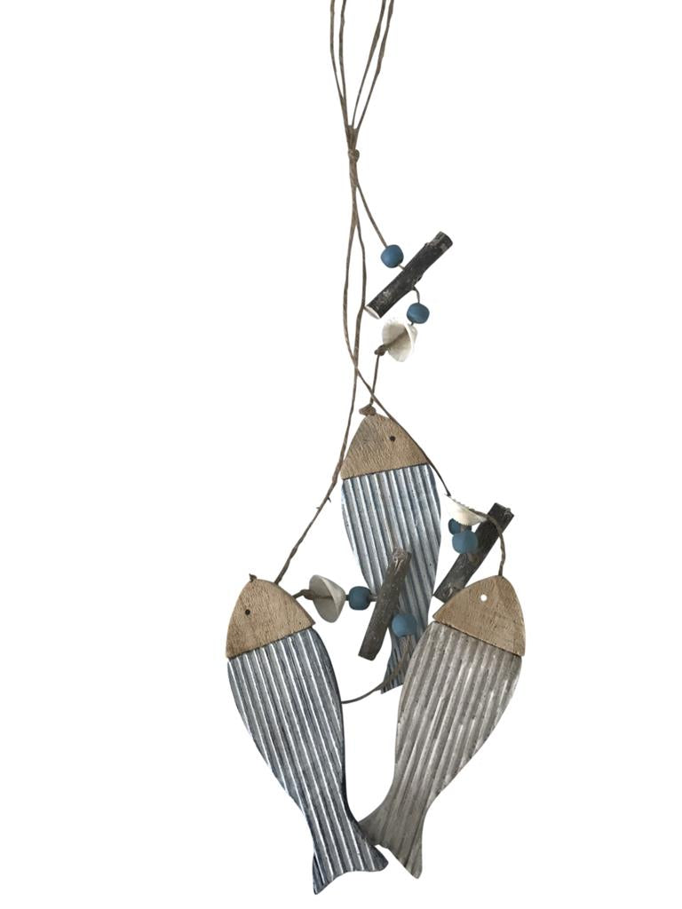 Girlande mit Fisch 
aus Holz L:60cm
mit Muscheln und Kralen