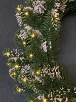 LED Weihnachtskranz mit 100 LED und D:40cm Grüne Zweige mit Schnee bedeckt
