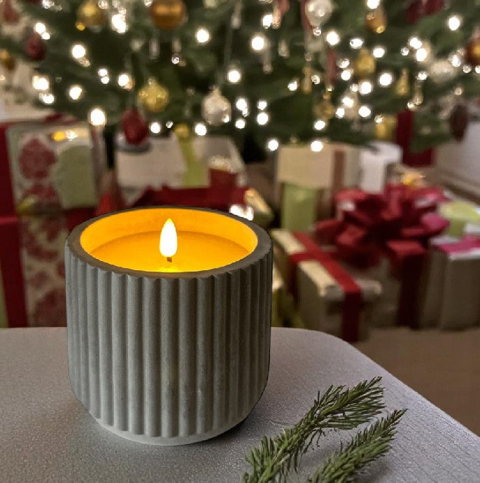 LED Wachskerze im Zement Topf 
warm weisses flackerndes Licht 
D10cm H 9.5cm