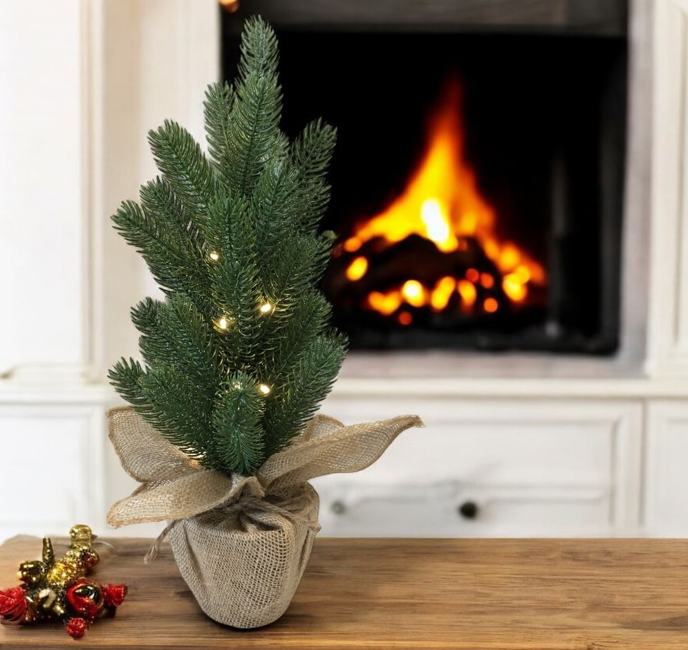 LED Tannenbaum im Topf H:50cm
mit 10 LED Lichterkette
Topf in Jute eingewickelt