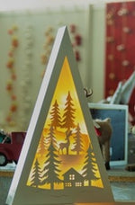 Support décoratif LED paysage d'hiver
 Triangle12 LED
 Taille: 5x25x40cm
 Bois blanc