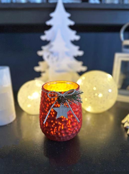 Windlicht Glas rot dekoriert mit Herz Anhänger und Tannzapfen