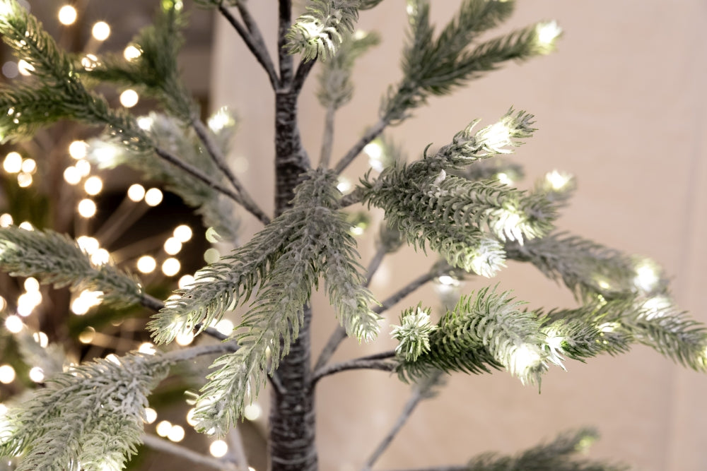 Albero di Natale a LED con 155 LED
 Rami verdi coperti di neve
 Altezza: 150 cm
 colore: marrone