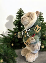 Deko Bär stehend grün mit Kapuze und Ski in der Hand