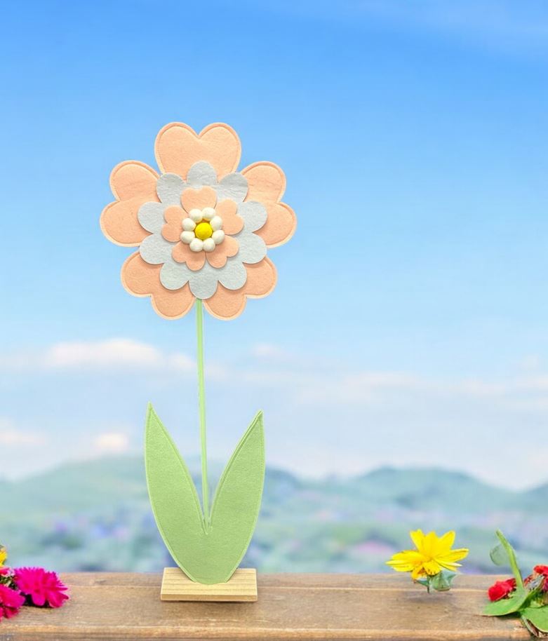 Dekoblume Filz orange Blüte auf Holzsockel