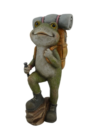 Frosch stehend mit Rucksack 
aus Polyresin 
Farbe: Grün/Grau 
L:12cm  B:12cm H:30cm