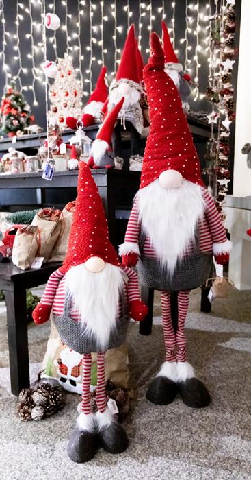 Deko Wichtel Santa stehend 
Farbe: Rot / Weiss 
B:40cm T:23cm H:142cm