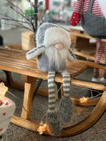 Deko Wichtel Santa mit Skimütze
Farbe: grau
L:16cm B:9cm H:35cm