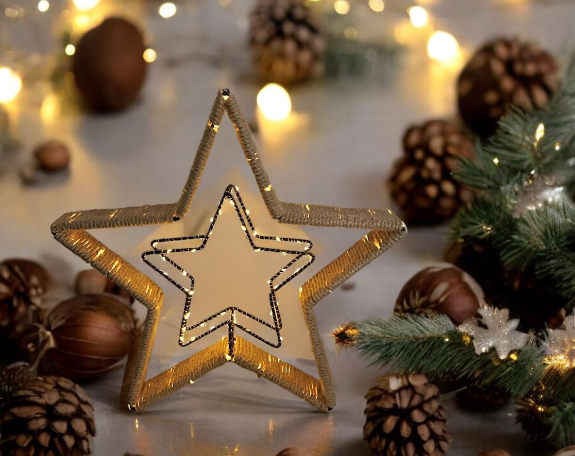 LED Stern aus Metall umringt mit Seil Schnur in der Mitte kleiner Stern schwarz