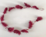 Girlande mit 12 Federn und Perlenkette Länge 125cm Farbe: Bordeaux rot