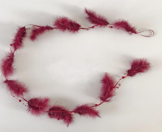 Girlande mit 12 Federn und Perlenkette Länge 125cm Farbe: Bordeaux rot