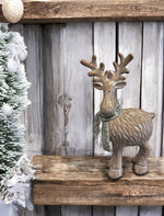 Deko Rentier aus Polyresin mit Schal braun
