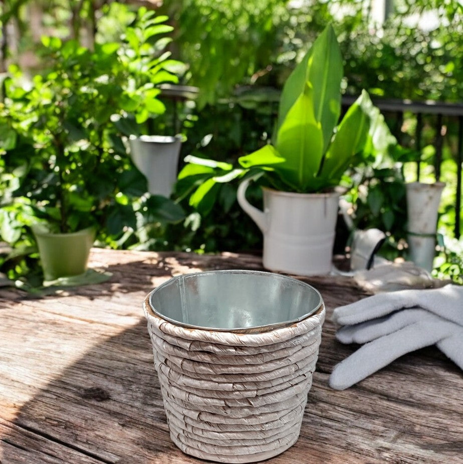 Übertopf aus Metall umwickelt 
mit weiss gefärbter Naturfaser