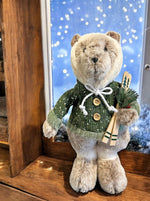 Deko Bär stehend grün mit Kapuze und Ski in der Hand