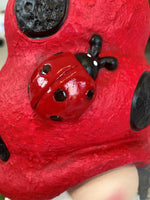 Gartenwichtel mit Schaufel rote Mütze mit schwarzen Punkten Grösse: 15 x19 x 36cm